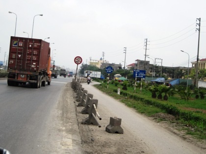 Dải phân cách giữa làn xe cơ giới và làn xe thô sơ trên Quốc lộ 5 thuộc địa bàn tỉnh Hải Dương.