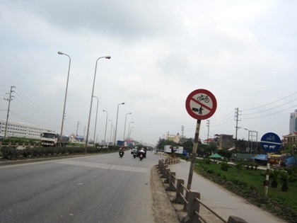 Đoạn đường chưa tiến hành tháo dỡ, trải thảm bê tông nhựa.