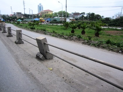 Dải phân cách giữa làn xe cơ giới và làn xe thô sơ trên Quốc lộ 5 thuộc địa bàn tỉnh Hải Dương.