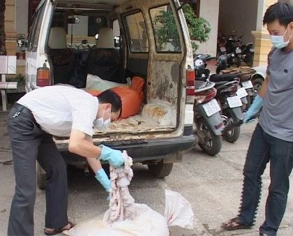 Bị truy đuổi, vứt bỏ hơn 800kg nầm lợn hôi thối tháo chạy - 1 Nội tạng bẩn bị cơ quan chức năng tỉnh Lạng Sơn bắt giữ.