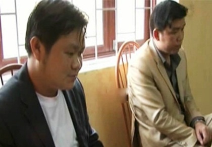 Bắt 2 nguyên giám đốc chi nhánh Muaban24 lừa đảo hơn 700 triệu đồng - 1 2 đối tượng Vũ Ngọc Thuyển và Tạ Quang Phú tại cơ quan công an.