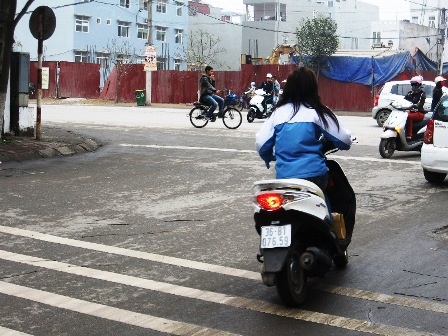Tình trạng học sinh đi xe máy không đội mũ bảo hiểm phổ biến ở nhiều địa phương trên cả nước.