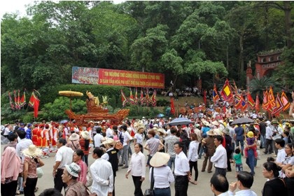 Dâng bánh chưng bánh dày lên các Vua Hùng - 2 Nghi thức rước kiệu và dâng lễ vật lên các Vua Hùng.