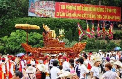 Dâng bánh chưng bánh dày lên các Vua Hùng - 1 Nghi thức rước kiệu và dâng lễ vật lên các Vua Hùng.