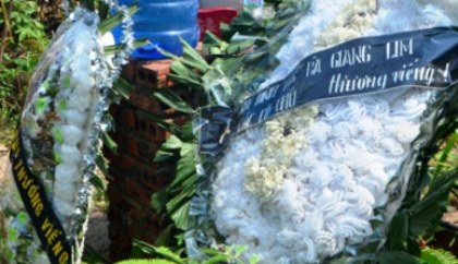 4 nữ sinh bị xe tải cán vừa ký cam kết không đi xe máy tới trường - 1 Những vòng hoa trắng khiến người tham dự đám tang 4 nữ sinh thắt lòng.