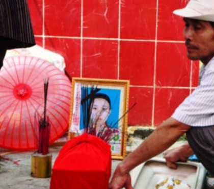 4 nữ sinh bị xe tải cán vừa ký cam kết không đi xe máy tới trường - 2 Nỗi đau của những người ở lại sau đám tang.