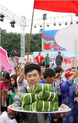 Dâng bánh chưng bánh dày lên các Vua Hùng - 3 Bánh chưng, bánh dày là lễ vật quan trọng nhất để dâng các Vua Hùng.
