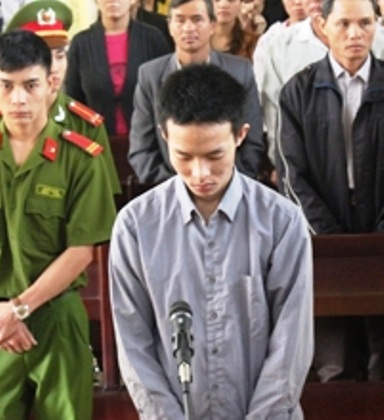 Bị cáo Nguyễn Văn Đức cúi đầu nhận tội tại tòa.