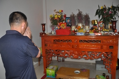 Anh Quân trước bàn thờ mẹ sau khi đã an táng phần hài cốt bị đánh cắp.