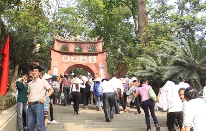 Dù thời tiết đầu hè khá oi bức nhưng ai cũng cảm thấy vui mừng, phấn khởi.