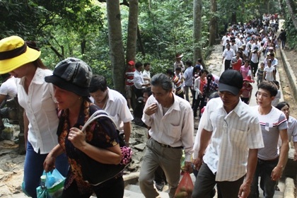 Dù thời tiết đầu hè khá oi bức nhưng ai cũng cảm thấy vui mừng, phấn khởi.