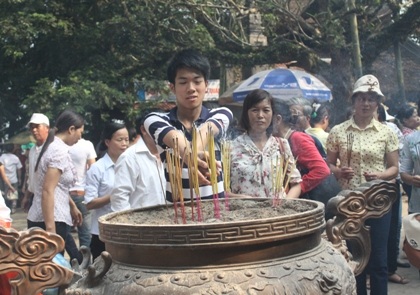 Về đất Tổ, ai cũng thành kính dâng hương lên các bậc tiên tổ.