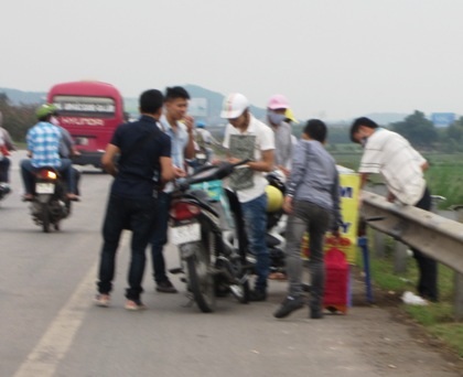 Cận cảnh một con chim sẻ quay trá hình giống vịt con... như lột!