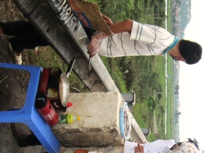 Đồ nghề bán chim sẻ quay của mỗi quầy di động.