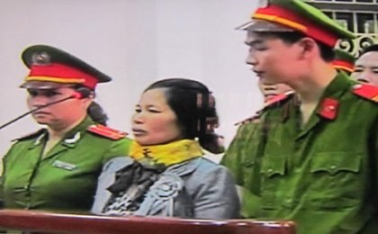 Anh em Đoàn Văn Vươn khai trái ngược nhau - 4 Bị cáo Nguyễn Thị Thương (ảnh trên) và bị cáo Phạm Thị Báu (tức Hiền, ảnh dưới).