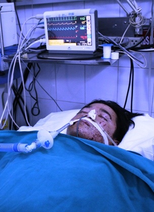 Anh Trần Văn Chung đang được cấp cứu tại Bệnh viện Việt Đức.