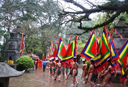 Lãnh đạo Đảng, Nhà nước và hàng vạn người dân dâng hương tri ân công đức Tiên tổ.