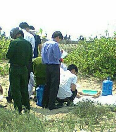 Kẻ giết bạn gái mang bầu sau khi "quan hệ" chưa đủ 18 tuổi - 2 Lực lượng công an khám nghiệm hiện trường vụ án.