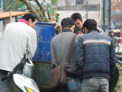 Nhiều người chọn mua cá và hiếu kỳ xem cá khủng.