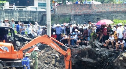 Vụ đào móng thấy 30 quan tài: Tiếp tục phát hiện hài cốt - 2 Hàng trăm người hiếu kỳ tập trung tại công trường.