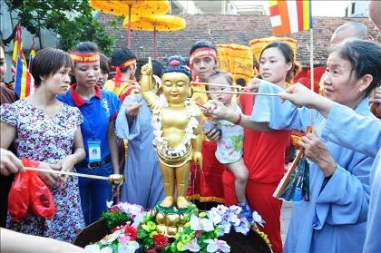 Tắm Phật, làm việc thiện mừng Đại lễ Phật đản - 12 Tưng bừng nghi lễ rước kiệu và tắm Phật tại chùa Bằng.