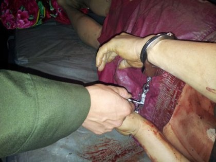 Thượng sĩ công an nổ súng chết người lĩnh 2 năm tù - 2 Nạn nhân trúng đạn đến tử vong nhưng vẫn bị còng tay.