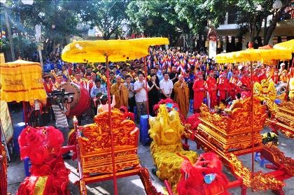 Tắm Phật, làm việc thiện mừng Đại lễ Phật đản - 11 Tưng bừng nghi lễ rước kiệu và tắm Phật tại chùa Bằng.