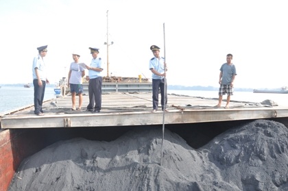 Bắt hơn 2.000 tấn than cám lậu trên vùng biển Quảng Ninh - 1 Tàu chở 2000 tấn than cám lậu bị bắt giữ.