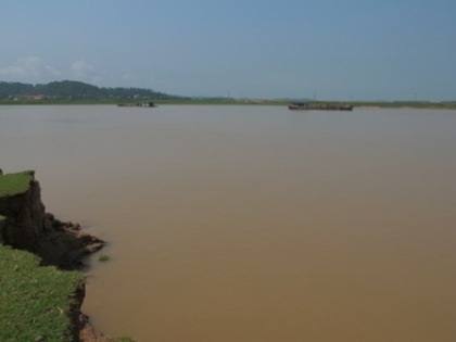 Cát tặc lộng hành suốt nhiều năm, bãi bồi ven sông đã bị lở mất cả trăm mét.