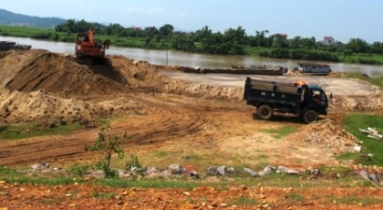 Cát tặc lộng hành suốt nhiều năm, bãi bồi ven sông đã bị lở mất cả trăm mét.