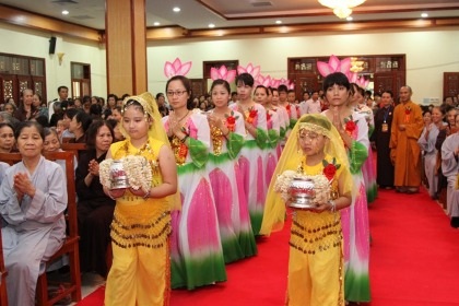 "Mỗi mùa Phật đản là dịp soi lại mình" - 3 Trang nghiêm Đại lễ Phật đản 2013. (Ảnh: Cẩm Vân)