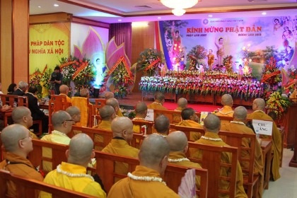 "Mỗi mùa Phật đản là dịp soi lại mình" - 2 Trang nghiêm Đại lễ Phật đản 2013. (Ảnh: Cẩm Vân)