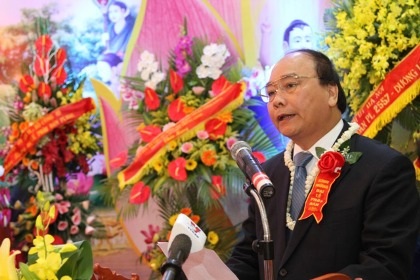 Phó Thủ tướng Nguyễn Xuân Phúc chúc mừng TƯ GHPGVN nhân Đại lễ Phật đản 2013.