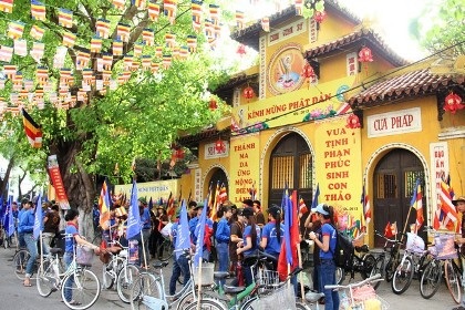 Tắm Phật, làm việc thiện mừng Đại lễ Phật đản - 1 Đường phố được trang hoàng rợp cờ hoa đón mừng Đại lễ Phật Đản. (Ảnh: Cẩm Vân)