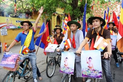 Tắm Phật, làm việc thiện mừng Đại lễ Phật đản - 2 Đường phố được trang hoàng rợp cờ hoa đón mừng Đại lễ Phật Đản. (Ảnh: Cẩm Vân)