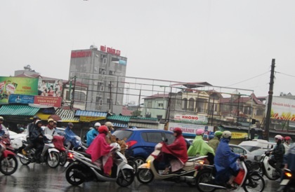 Không tránh khỏi cảnh ùn tắc (ngã tư Đê La Thành - Giãng Võ).