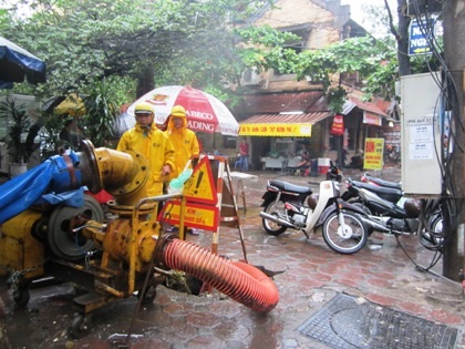 Công nhân cấp thoát nước đã có mặt tại các điểm nóng từ buổi sớm.