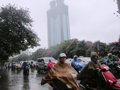 Các tuyến đường lớn như Nguyễn Chí Thanh, Kim Mã... giao thông cũng khá lộn xộn.