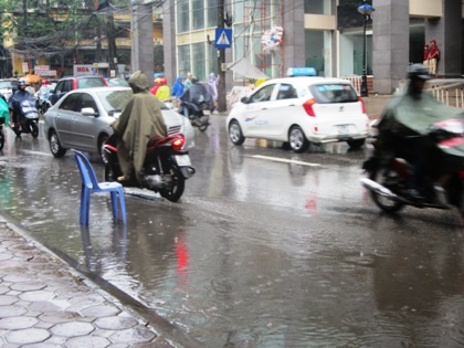 Một số vũng nước còn đọng lại nhưng không gây trở ngại cho các phương tiện tham gia giao thông.