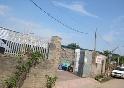 Không những sinh sống, các hộ gia đình này còn kinh doanh đủ mọi dịch vụ.