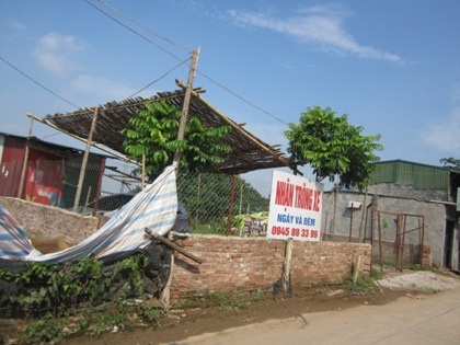 Không những sinh sống, các hộ gia đình này còn kinh doanh đủ mọi dịch vụ.