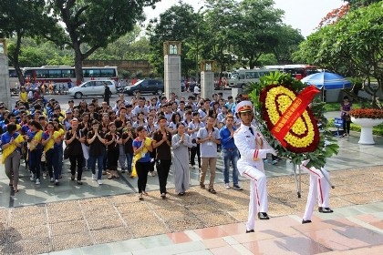 Tắm Phật, làm việc thiện mừng Đại lễ Phật đản - 3 Đường phố được trang hoàng rợp cờ hoa đón mừng Đại lễ Phật Đản. (Ảnh: Cẩm Vân)