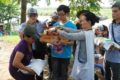 Tắm Phật, làm việc thiện mừng Đại lễ Phật đản - 4 Đường phố được trang hoàng rợp cờ hoa đón mừng Đại lễ Phật Đản. (Ảnh: Cẩm Vân)