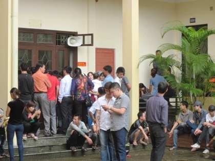 Ngoài phòng xử chật kín người chờ đợi.