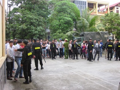 Hơn 100 chiến sỹ cảnh sát được huy động bảo vệ phiên tòa.