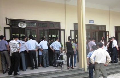 Phiên tòa thu hút đông đảo người dân đến dự.