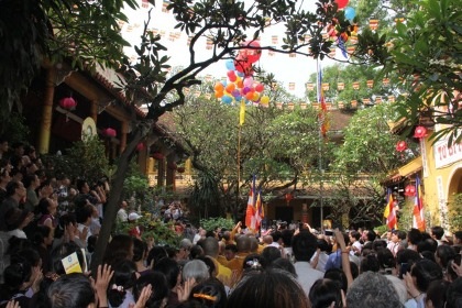 "Mỗi mùa Phật đản là dịp soi lại mình" - 4 Trang nghiêm Đại lễ Phật đản 2013. (Ảnh: Cẩm Vân)