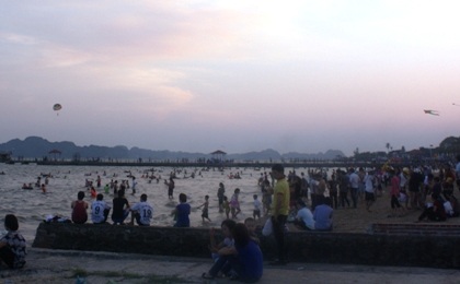 Bãi tắm tại khu du lịch Bãi Cháy mùa hè luôn chật kín du khách.