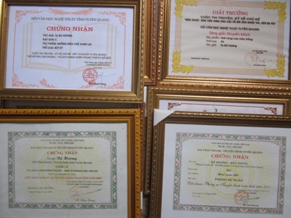 Những giải thưởng văn chương và tác phẩm của nhà thơ Tạ Bá Hương được công chúng ghi nhận.