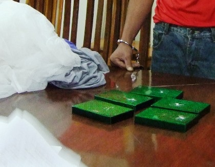 Triệt phá đường dây ma túy đưa sang Trung Quốc tiêu thụ - 2 5 bánh heroin bị bắt giữ.